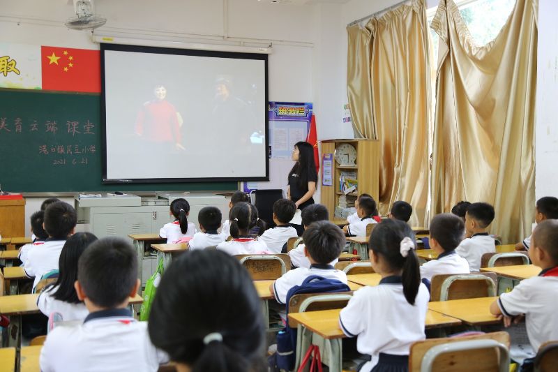 6.21港口镇民主小学组织学习观看红色经典优秀剧目.JPG