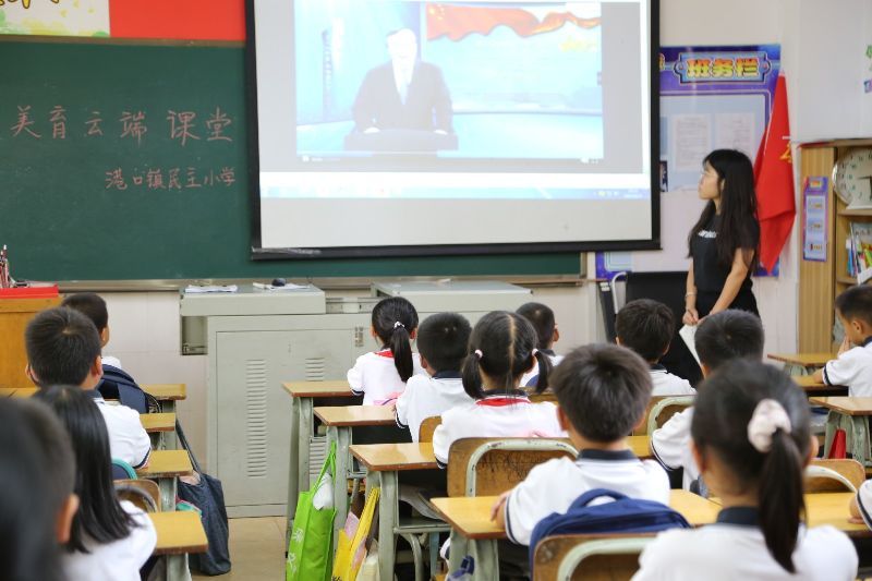 6.21港口镇民主小学组织学习观看红色经典优秀剧目1.JPG