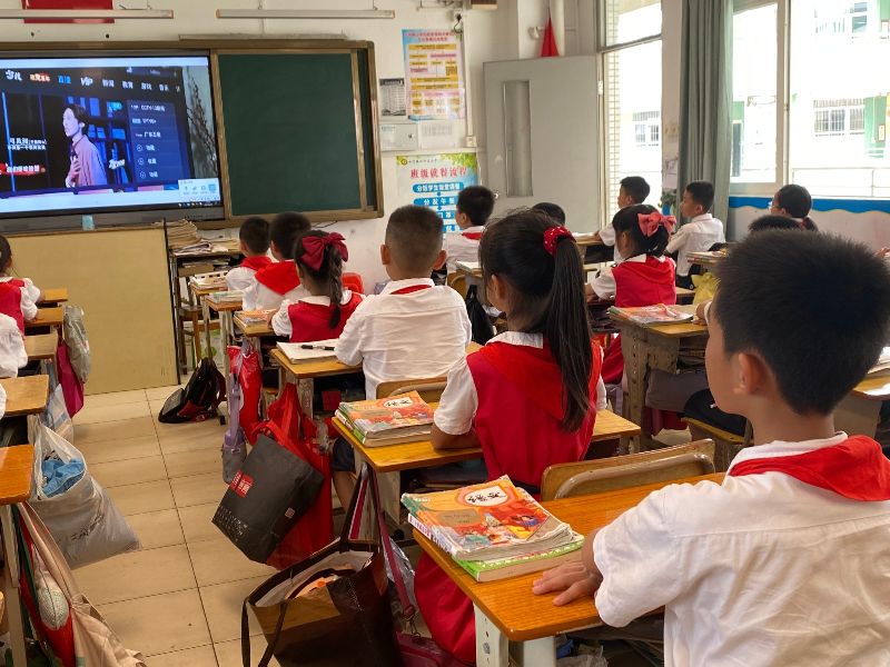 6.21小榄镇九洲基小学组织观看“美育课堂”9.jpg