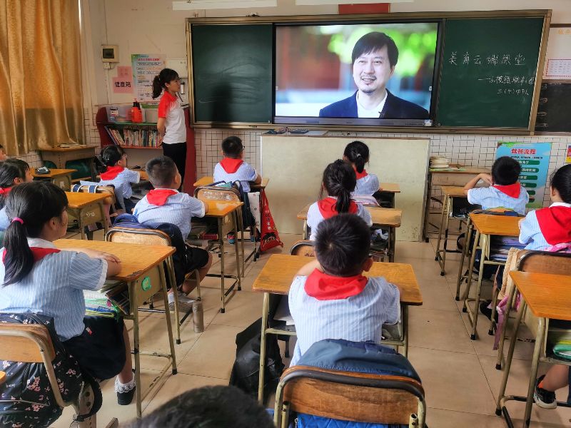 6.21小榄镇联丰小学组织观看“美育课堂”3.jpg