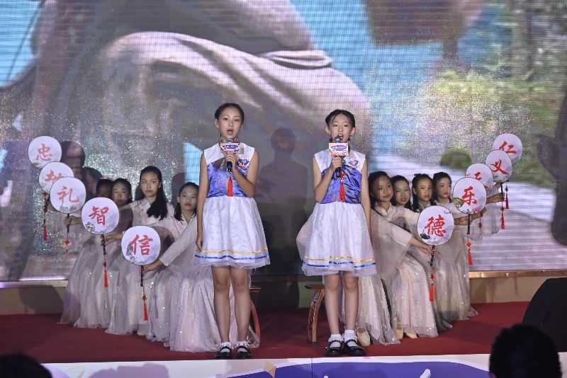 李佳乐、胡萌哲《十徳家风美名扬》中景(3282692)-20230926145347.jpg