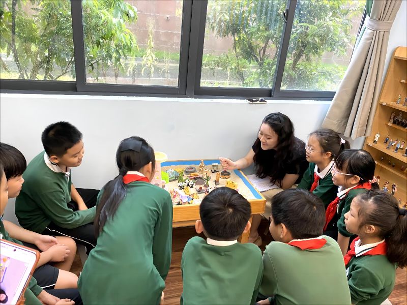 沙盘治疗。通讯员供图(3317882)-20231010114149(1).jpg