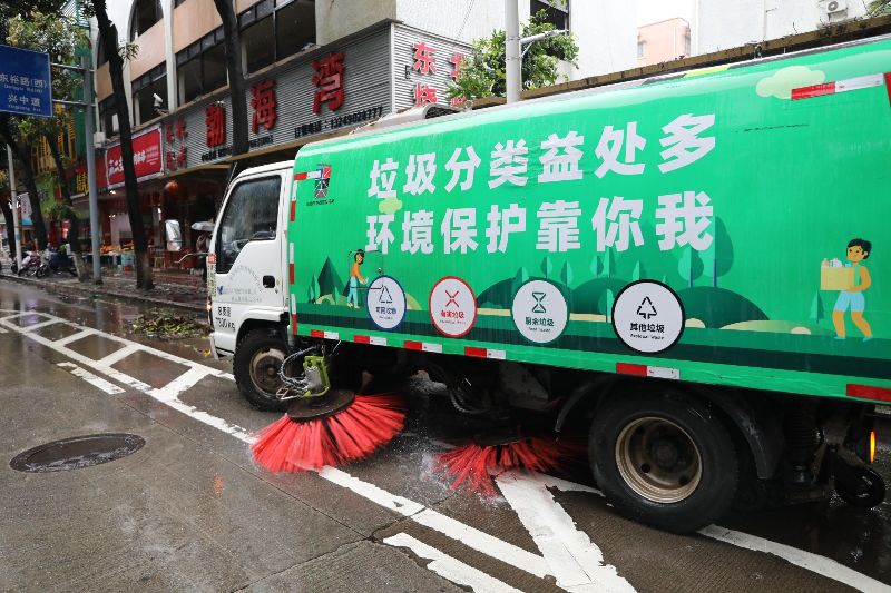 9月2日上午，环卫工人在东区街道东苑南路(3230124)-20231108171450.jpg
