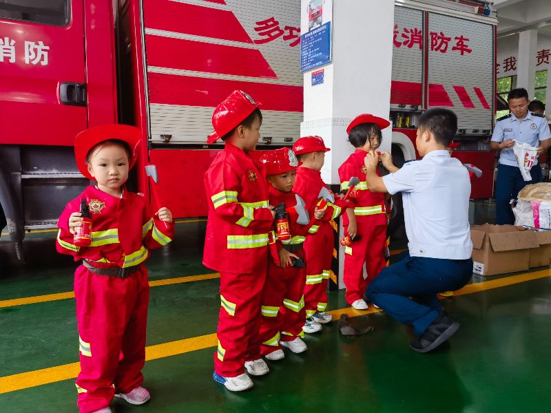 中山市三乡消防救援站内，孩子们正在参观消(3385676)-20231113114713.jpg