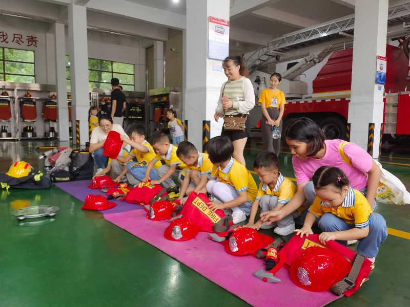 中山市三乡消防救援站内，孩子们正在参观消(3385679)-20231113114733.jpg