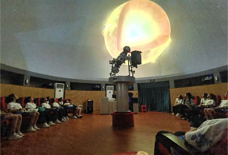 学生们参观天象厅和天文馆。 付陈陈摄(3385639)-20231113125313(1).jpg