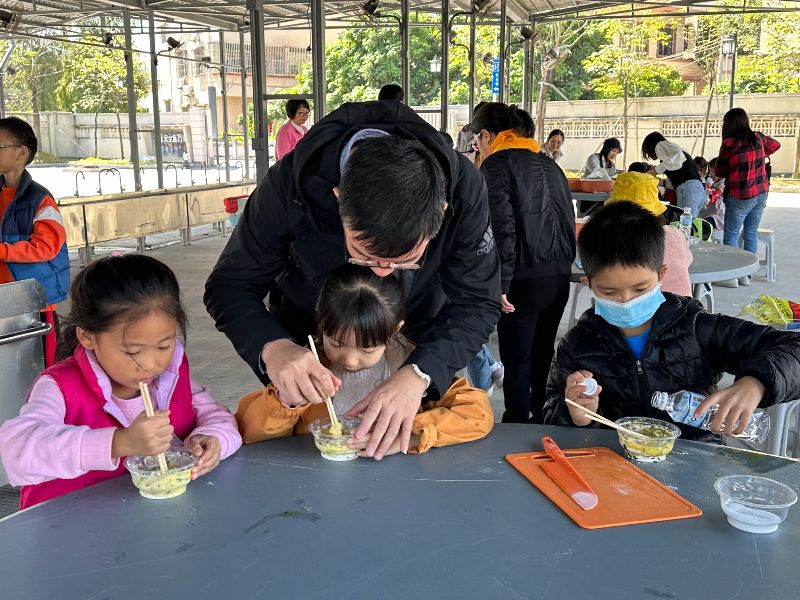 孩子们体验葱油饼制作。(3397831)-20231120104136.jpg