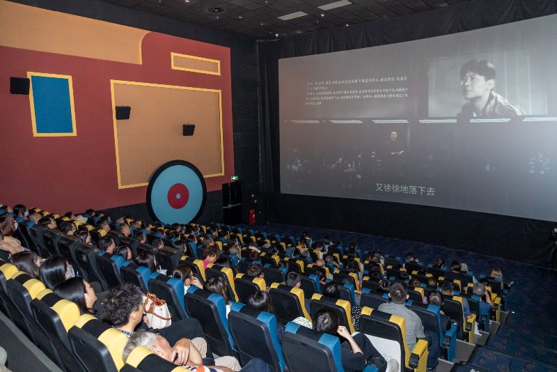观影群众正在观看《抗战中的文艺》(3706771)-20240424164352.jpg