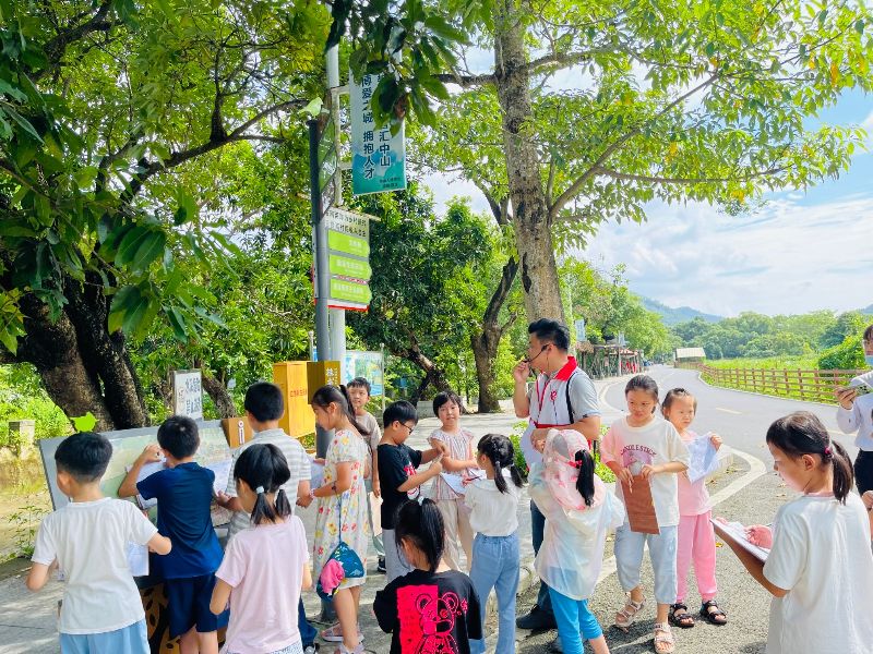 【小小导赏员】2024年8月23日，桂南村在本村马溪、旗溪开展振兴乡村亲子家庭社区地图绘制活动，加深