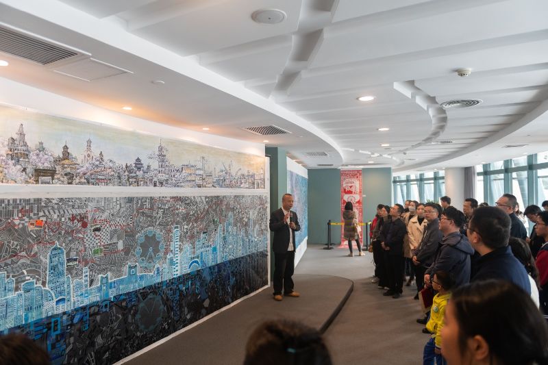 开幕式当天嘉宾们参观画展。2(4248594)-20241227113412.jpg